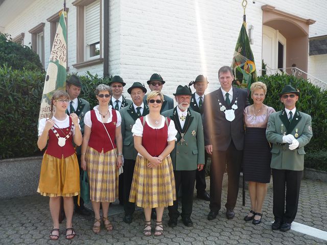 Koenigspaar mit Uniformierten 01